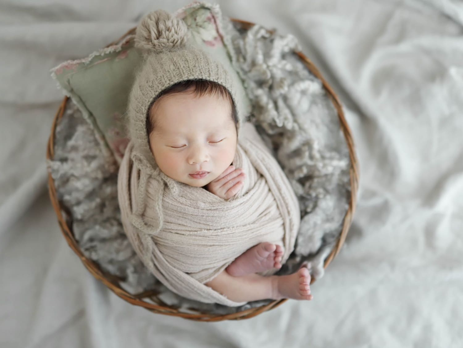 おくるみポーズのニューボーンフォト作品