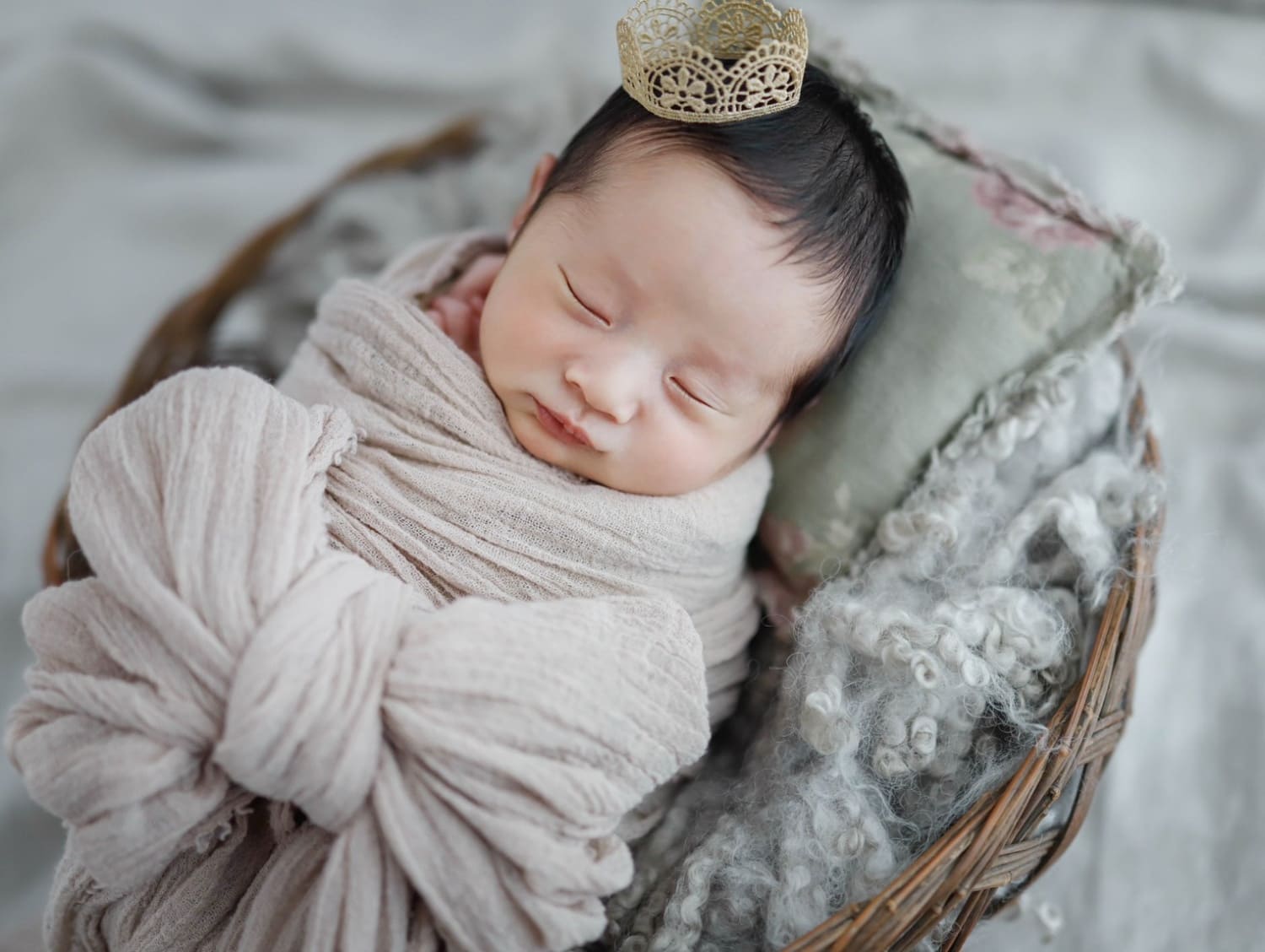 花と小物を使った新生児の芸術写真