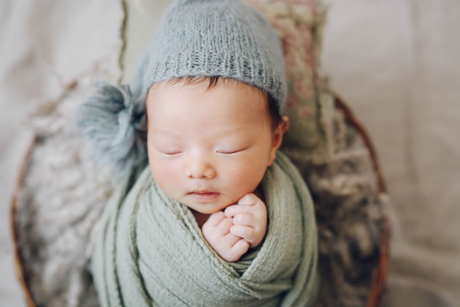 胎内姿勢で眠る赤ちゃんのポーズ写真