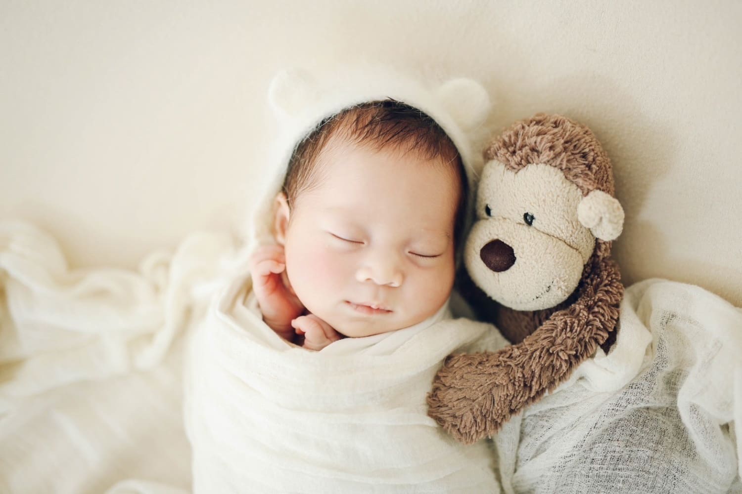 家族と新生児を撮影したニューボーンフォト