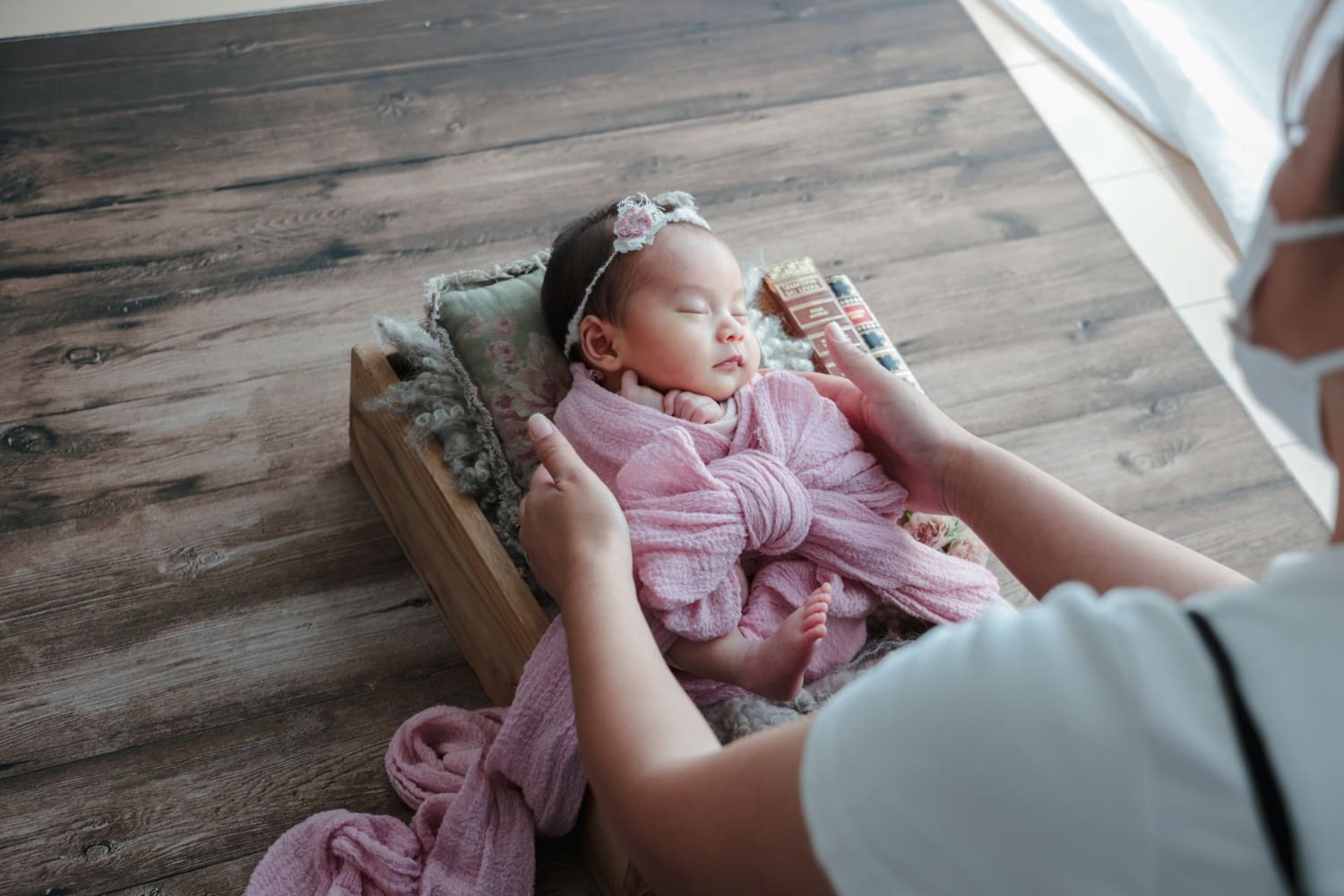 安らかな寝顔の新生児を自然光で撮影したニューボーンフォト