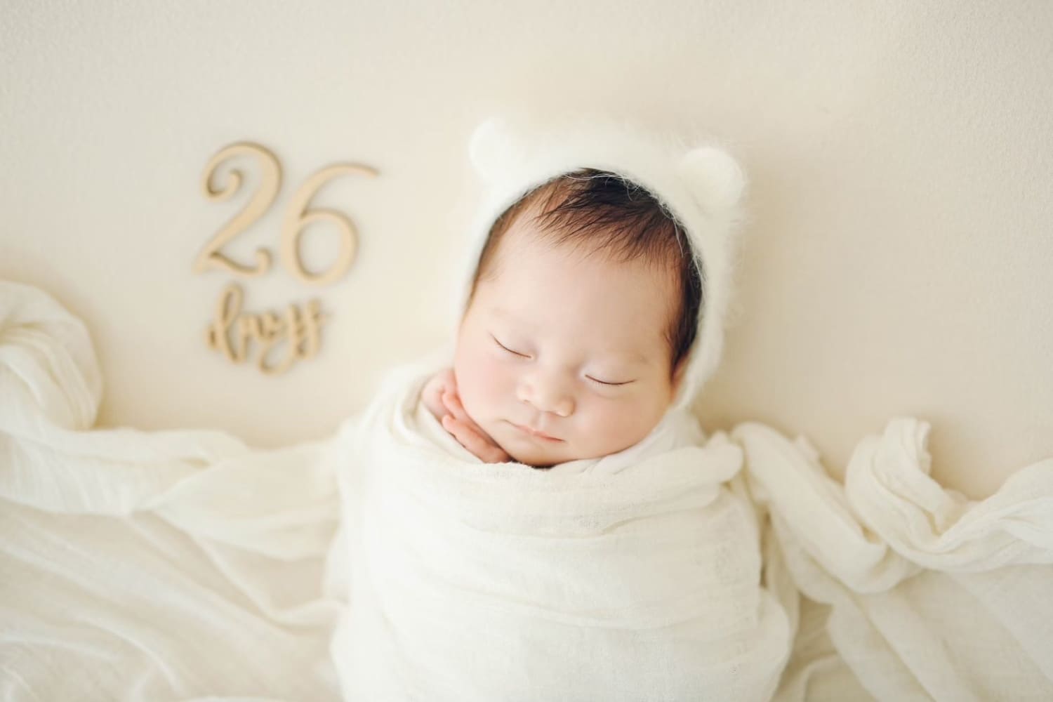 月齢ボードと新生児を撮影したニューボーンフォト記念写真